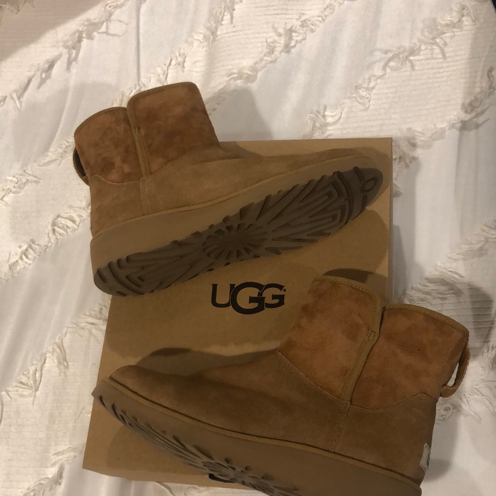UGG Boots| W KRISTIN Wedge UGG boots|Color Chestnut|Size 8.5 USA|NEGOTIATE PRICE